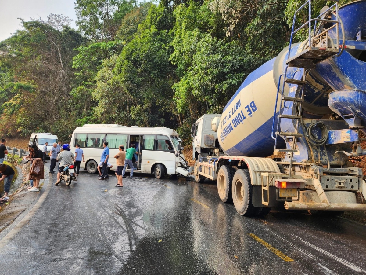 Nine injured in head-on car collision in northern Vietnam